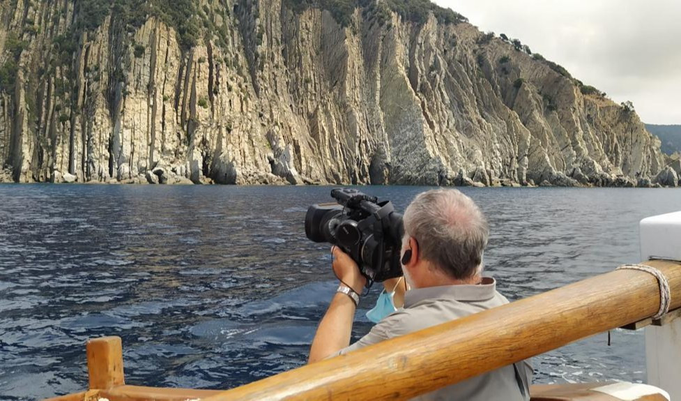 Sull'ultimo leudo navigante al mondo tra le falesie di Moneglia