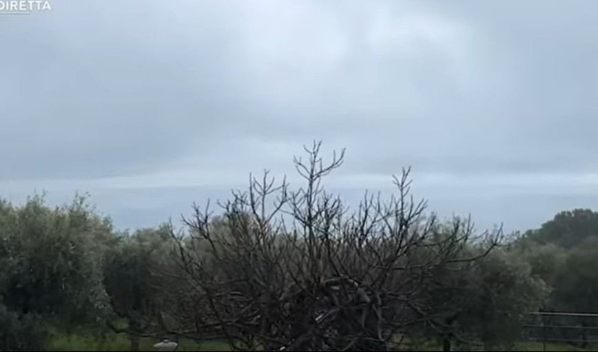 Scorci antichi, sentieri e vigne a picco sul mare in 