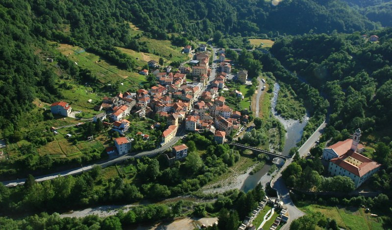 Val Trebbia, fungaiolo batte la testa: arriva l'elisoccorso