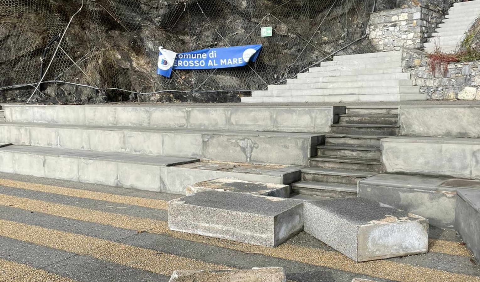 Monterosso, primo bilancio dopo mareggiata: danni al molo e al parcheggio