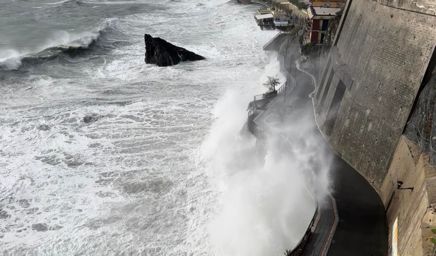 Mareggiata, a Monterosso chiusa via che porta alla stazione