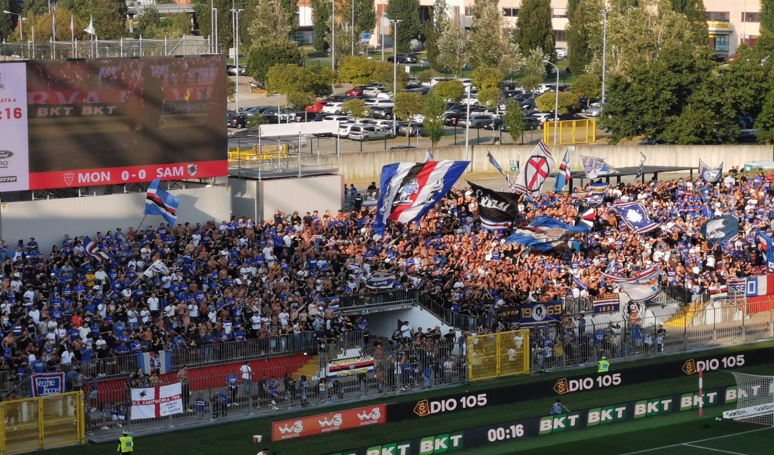 I tifosi della Sampdoria in uno stadio sventolano le bandiere blucerchiate