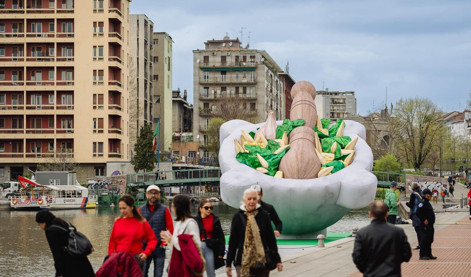 Il mortaio gigante arriva in Darsena, Regione Liguria porta il pesto a Milano