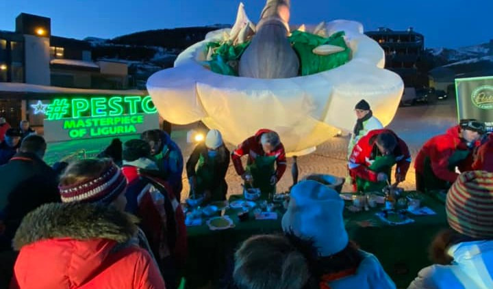 Mortaio gigante a Sestriere, 2.200 piatti di trofie serviti per promuovere la Liguria