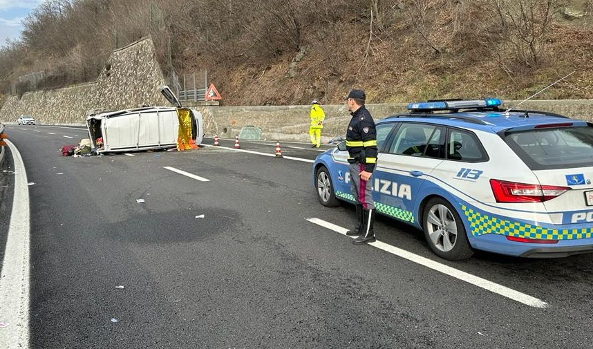 A7, furgone si ribalta a Isola del Cantone: un morto e 4 feriti gravi