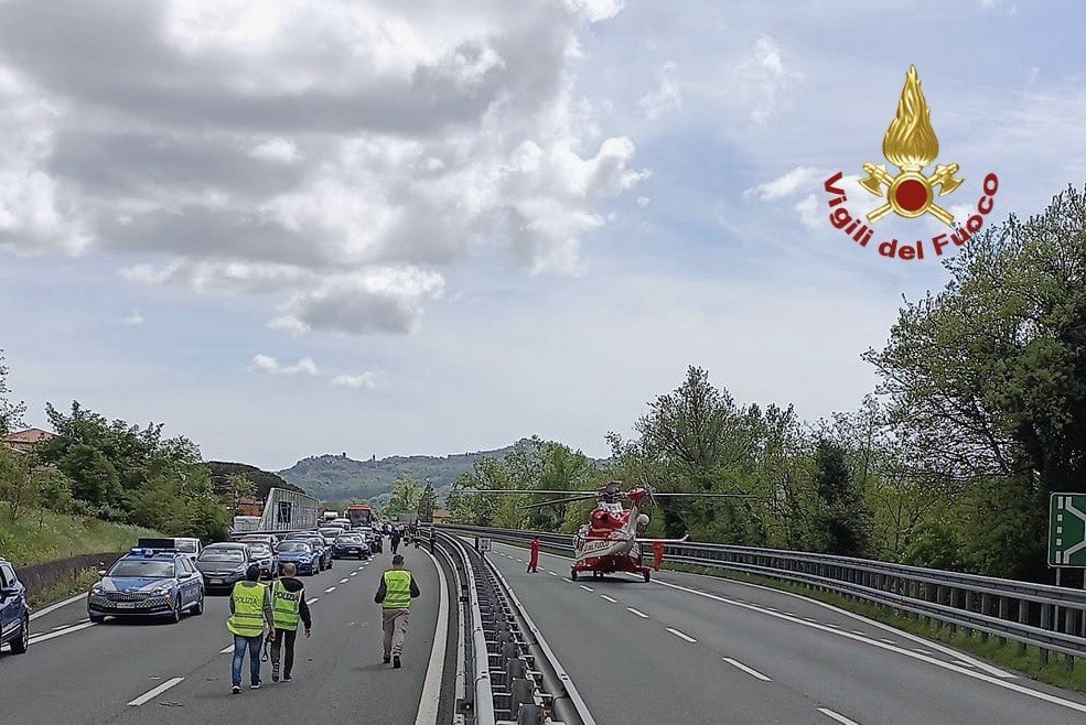 L'elicottero è atterrato sulla carreggiata