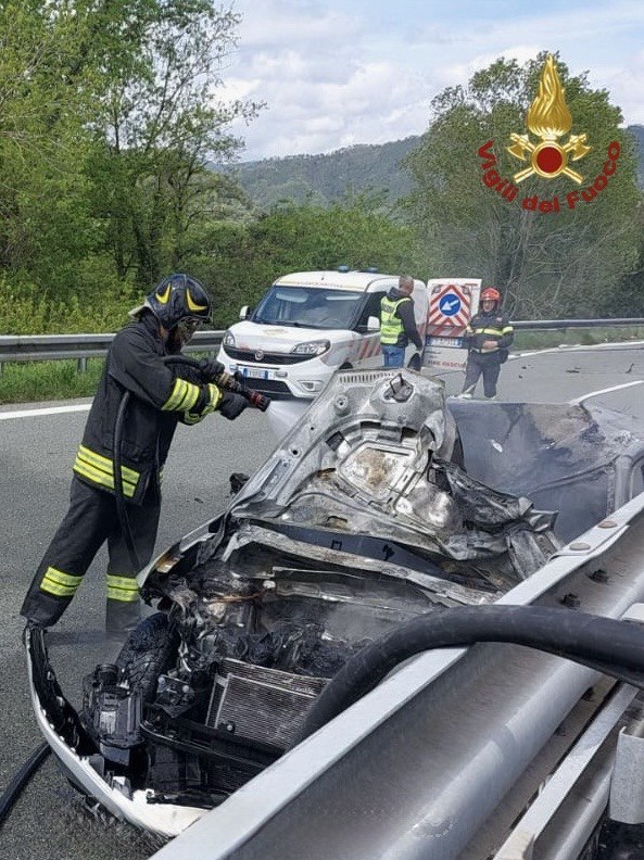 Incidente in A12, moto si schianta su auto: morto un 22enne