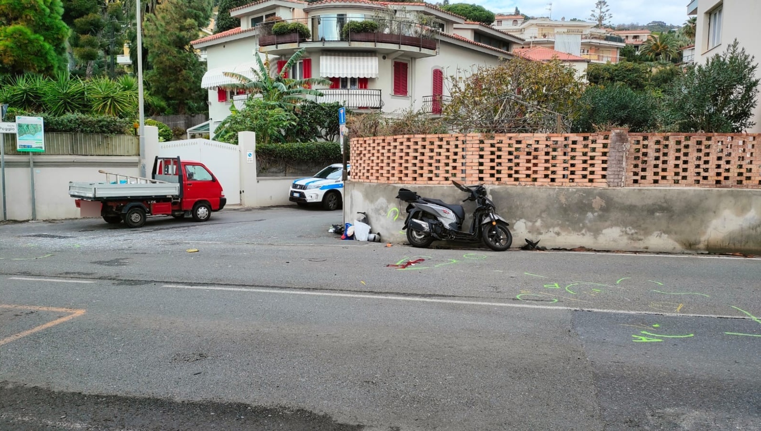 La scena dell'incidente mortale Un furgoncino e uno scooter in strada dopo un incidente mortale
