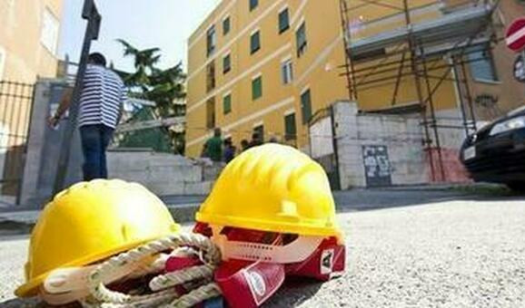 Arenzano, incidente sul lavoro: muletto travolge operaio