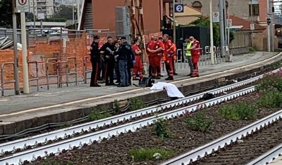 Genova, ragazzo travolto e ucciso da un treno a Voltri: aveva 16 anni