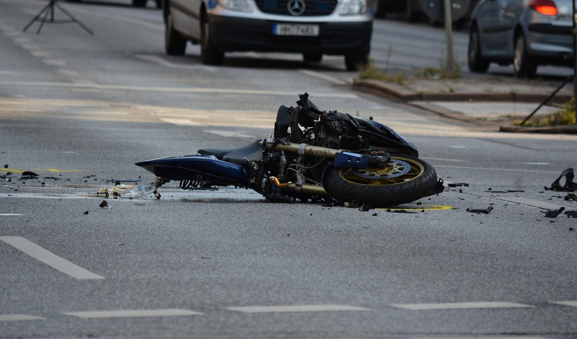 Genova, cade con lo scooter e batte la testa: muore 50enne