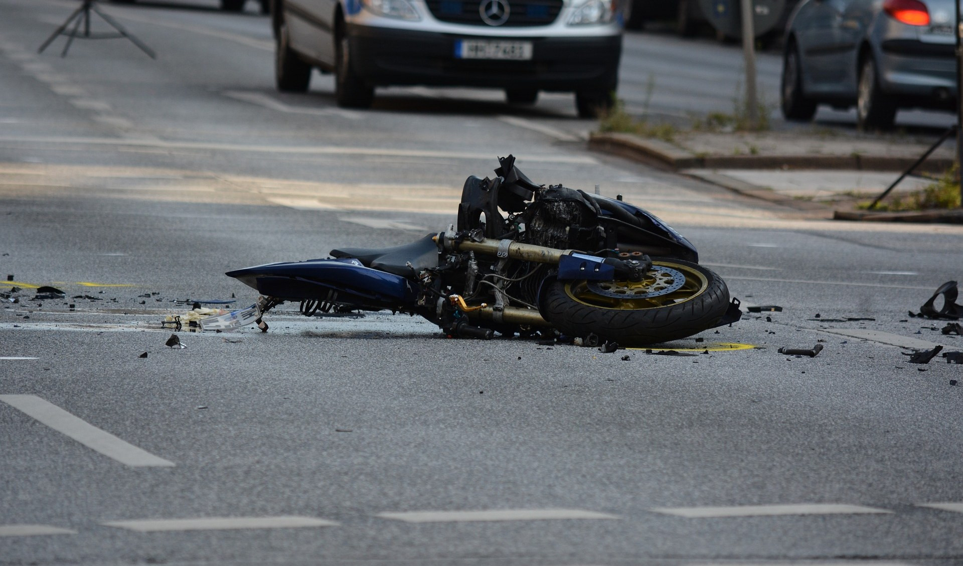 Frontale auto-moto in galleria, grave centauro 50enne