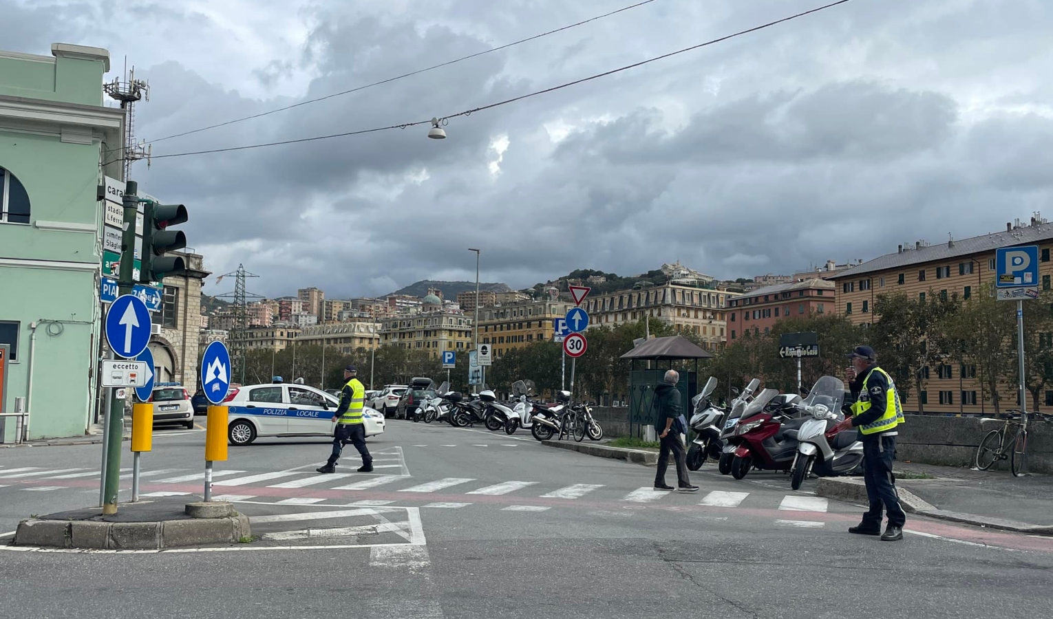 Genova, scontro moto auto in via Moresco: 2 feriti e strada chiusa