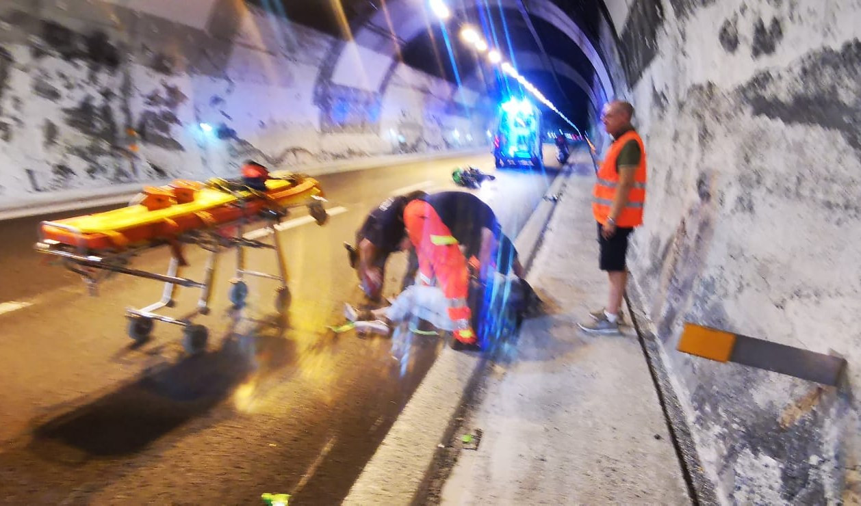 A12, incidente in galleria. Grave motociclista