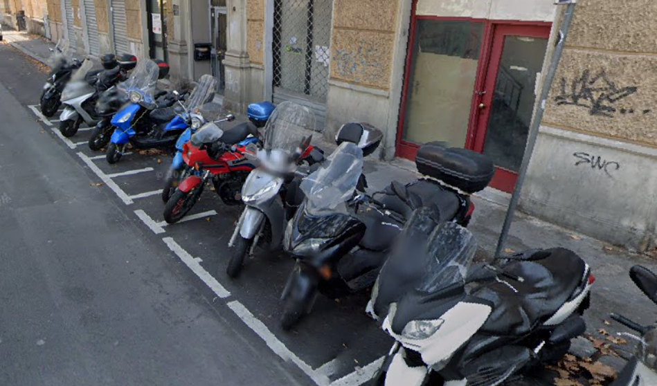 Genova, forzava scooter con forbicine per le unghie in giro per il centro: arrestato