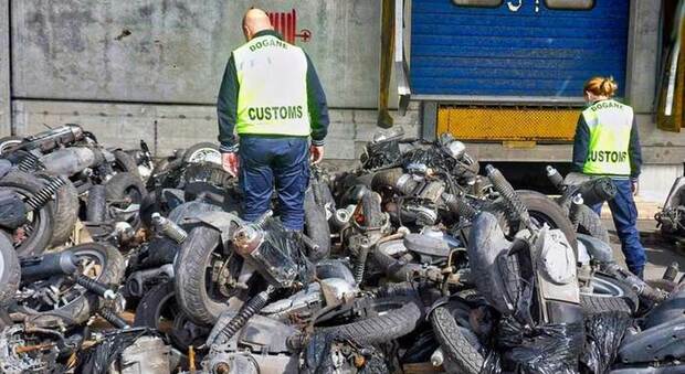 Porto Genova, nel container per l'Africa 13 scooter rubati
