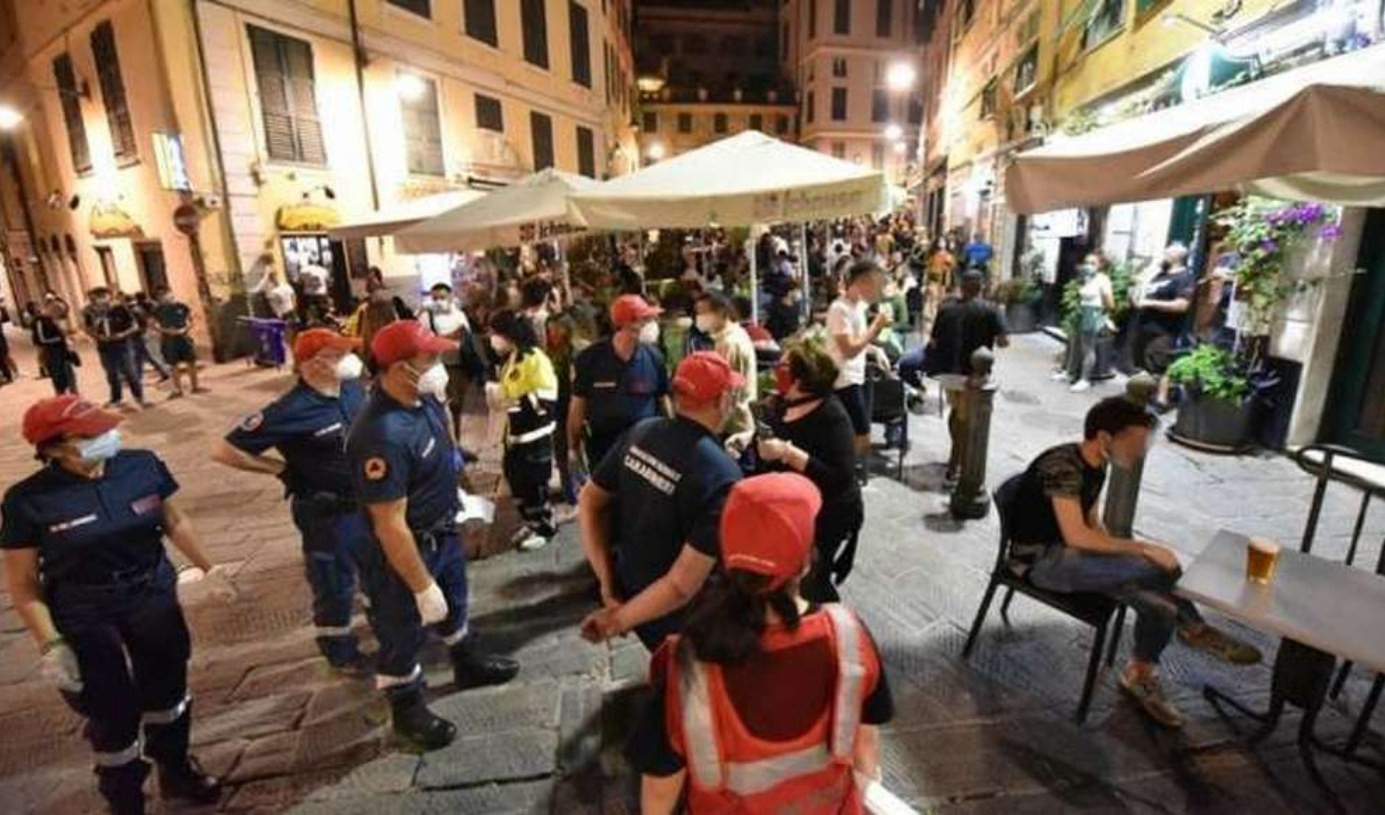 Genova, i ragazzi sotto casa fanno baccano: getta un vaso dalla finestra