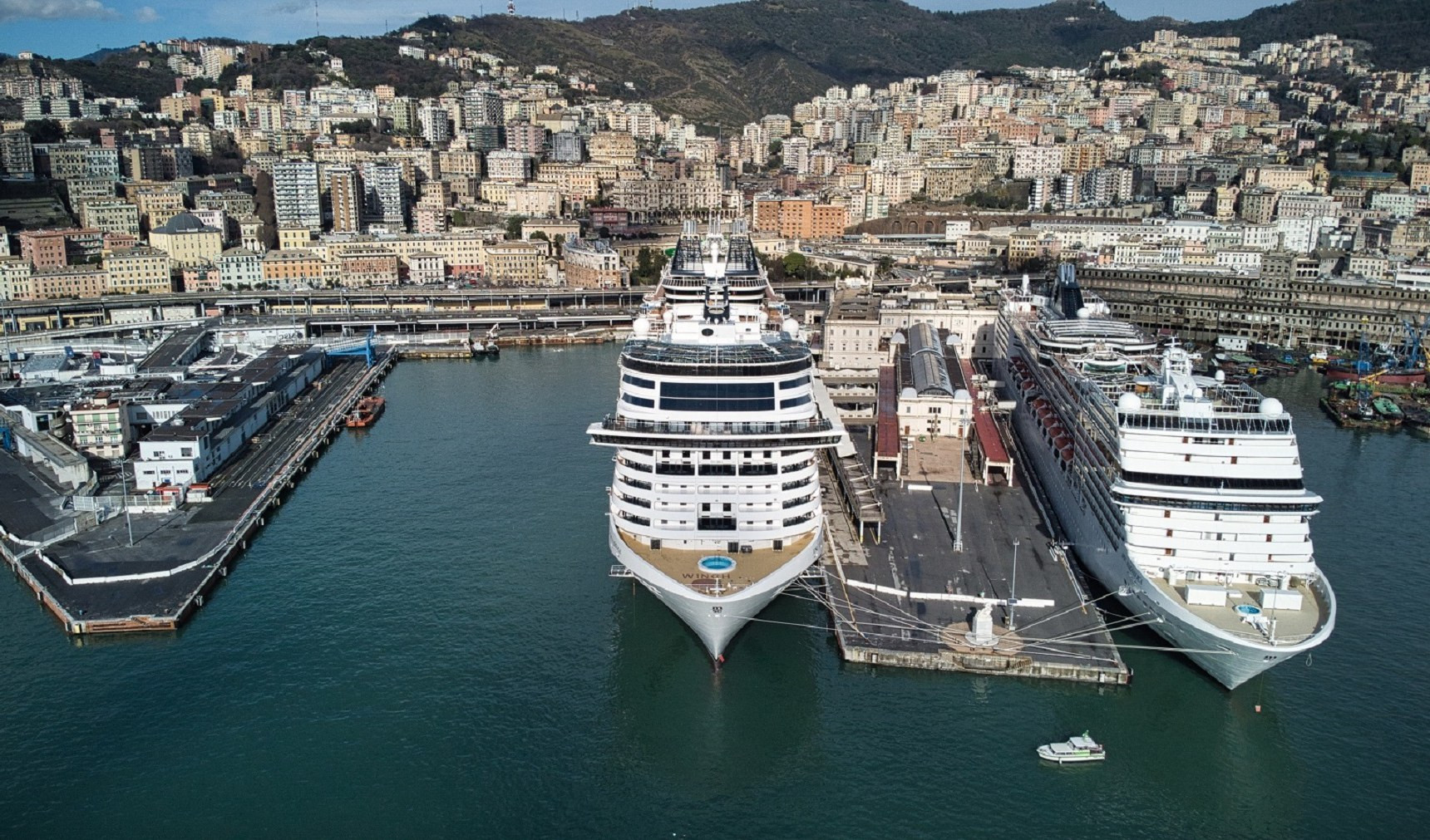 Genova, traghetti e crociere doppio record per il porto