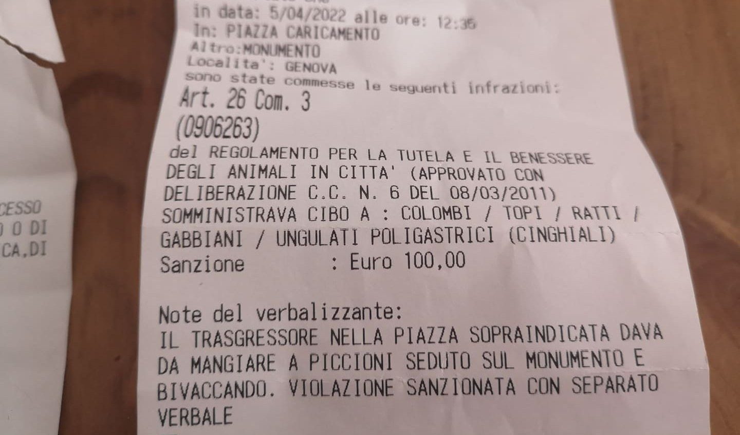 Genova, 300 euro di multa per un pranzo in strada: 