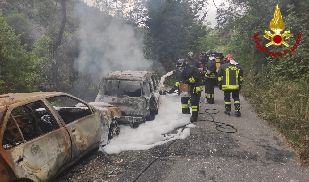 Genova, auto a fuoco ai Laghetti di Multedo: incendio spento con la schiuma
