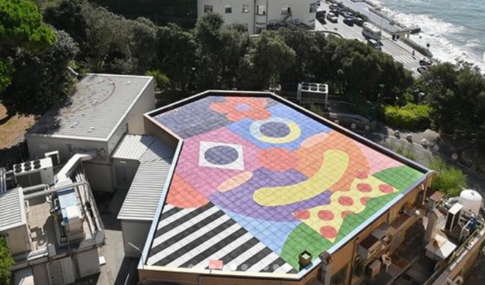 I supereroi si calano dal tetto dell'ospedale pediatrico per salutare i bambini