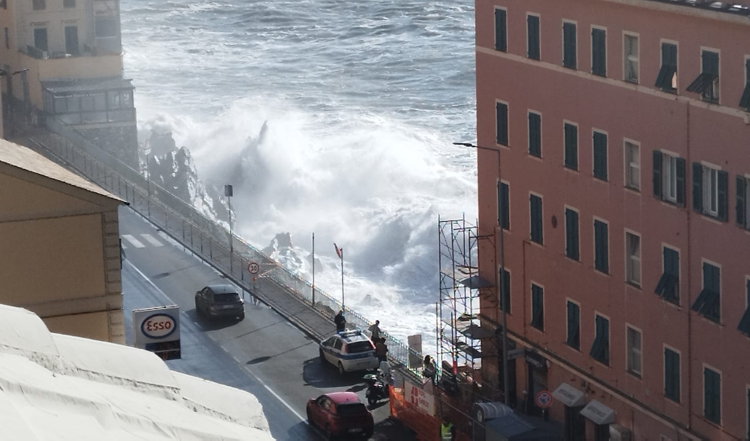 Genova, tre persone in ospedale per la mareggiata: uno è grave