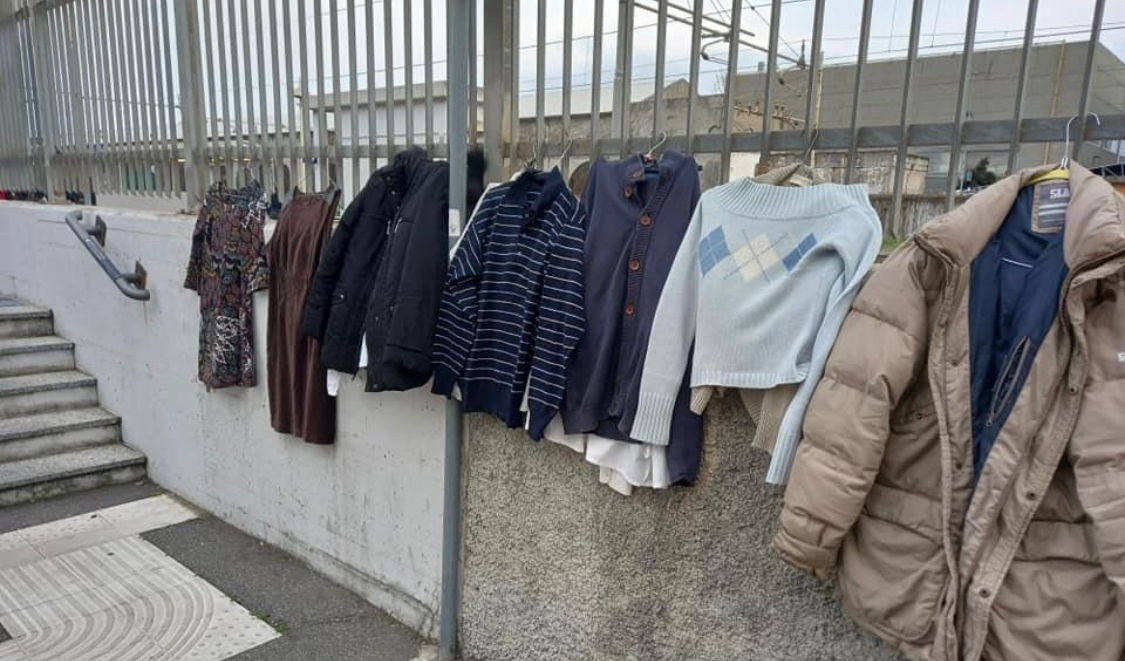 Povertà in Liguria: al 'muro della gentilezza' di Genova 