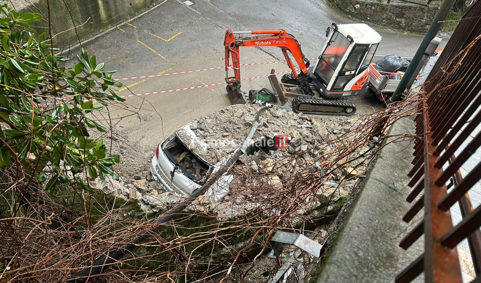 Genova, crolla muraglione di una scuola a San Fruttuoso 