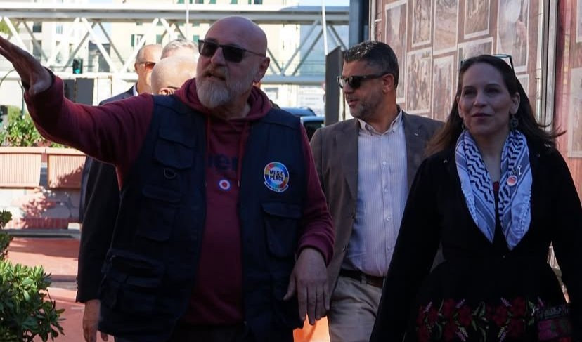 Salpa da Genova la nave con 12 container di aiuti per Gaza