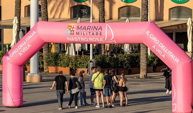 Vela, anche Genova al Marina Militare Nastro Rosa Tour 2022