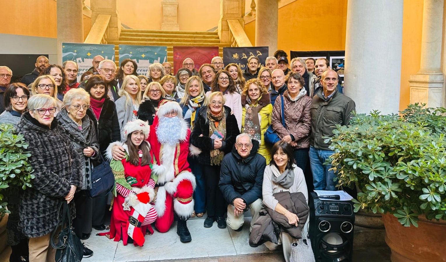Gruppo persone con Babbo Natale