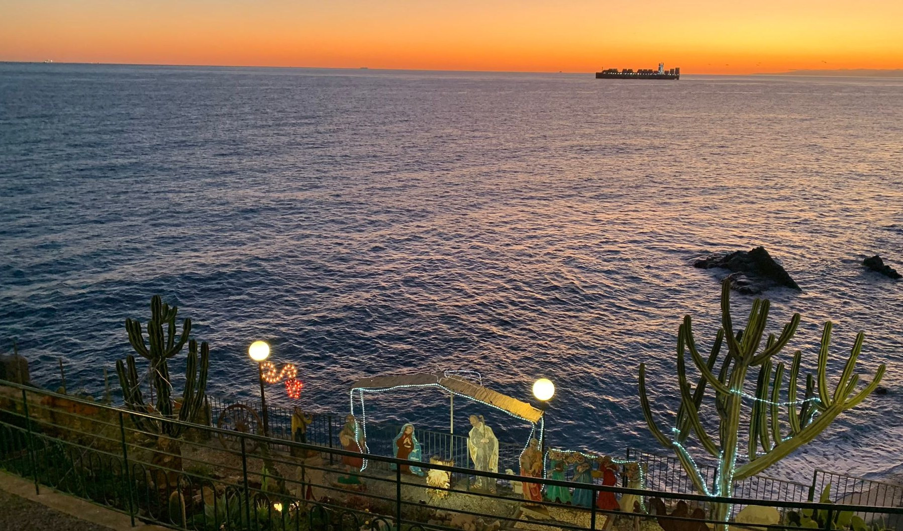 A Natale farà bel tempo in Liguria, non succedeva da 20 anni Un presepe illuminato davanti al mare