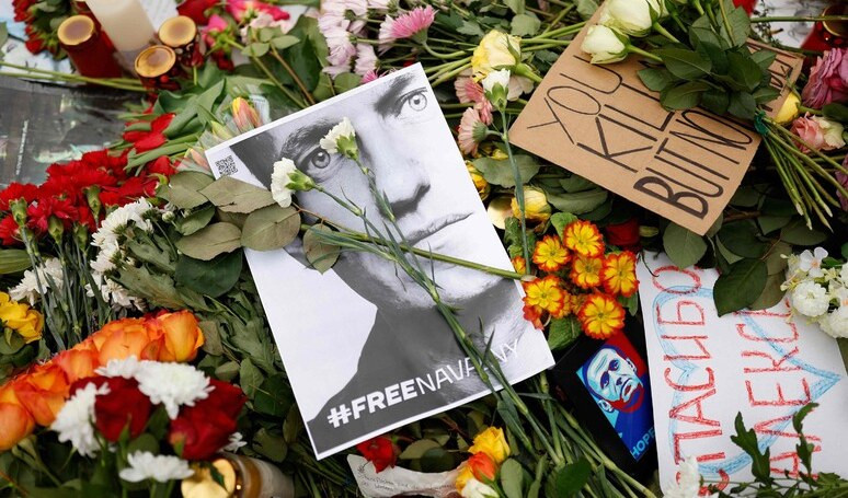  Genova, donna russa manifesta al consolato con fiori, una candela e foto di Navalny