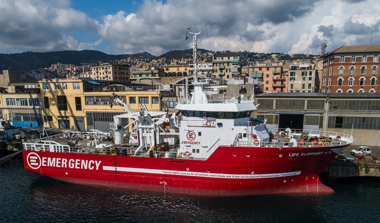La nave di Emergency nel porto di Genova, il coordinatore: 