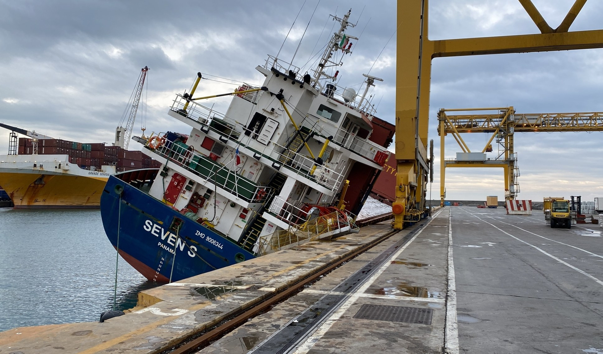 Porto di Genova, nave portacontainer si inclina su un fianco