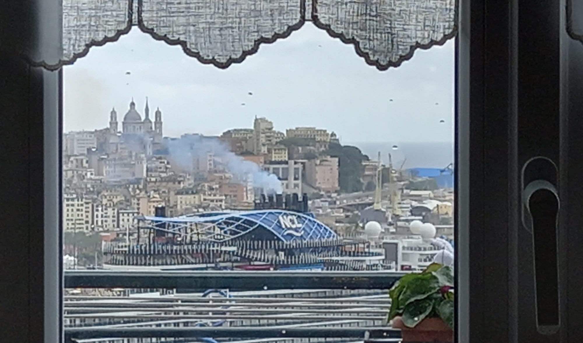 Una nave con una città sullo sfondo
