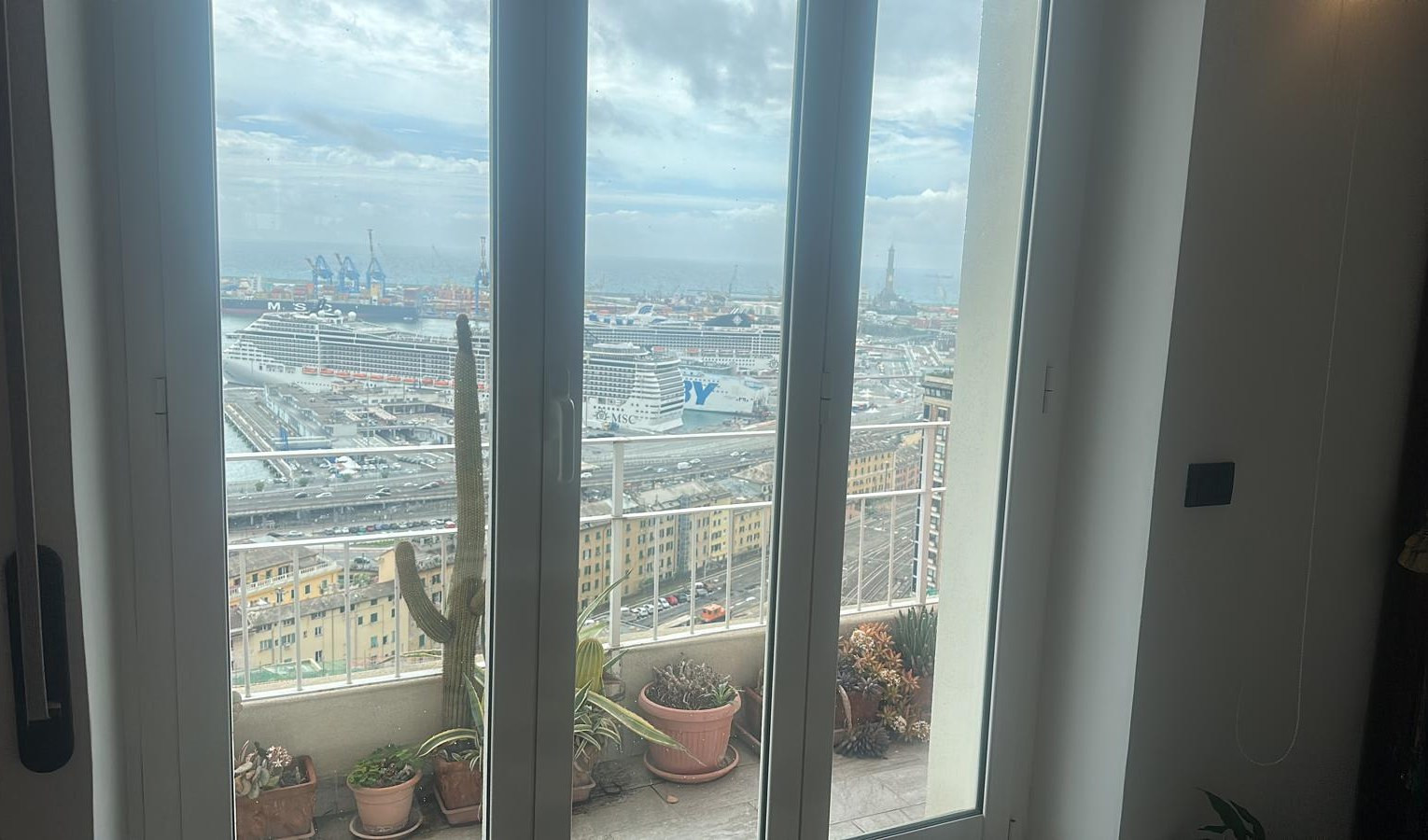 La vista dalla finestra di una casa di Genova affacciata sul porto Una finestra vista sul porto