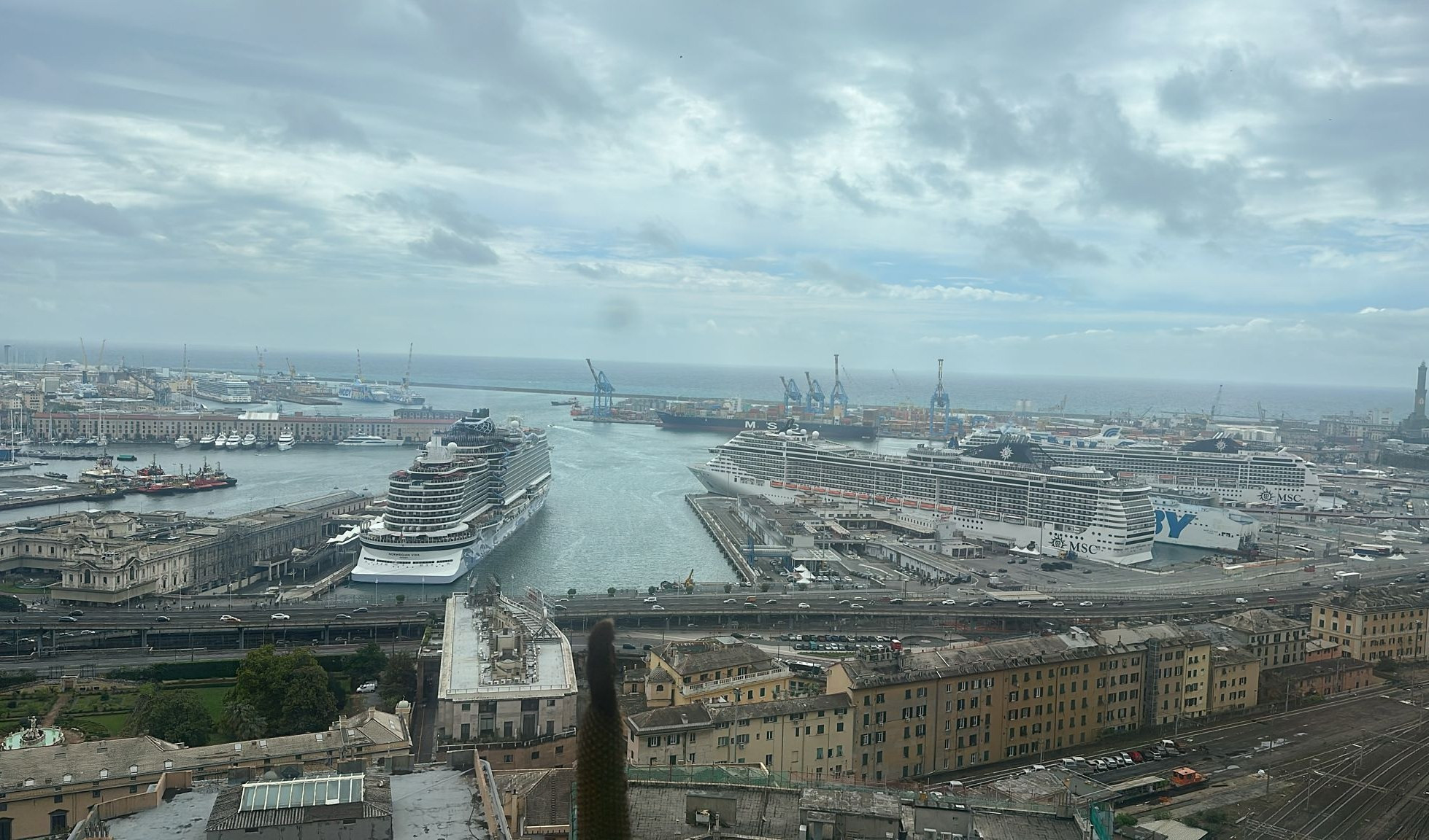 Il Terminal traghetti e crociere nel porto di Genova Un porto con delle navi