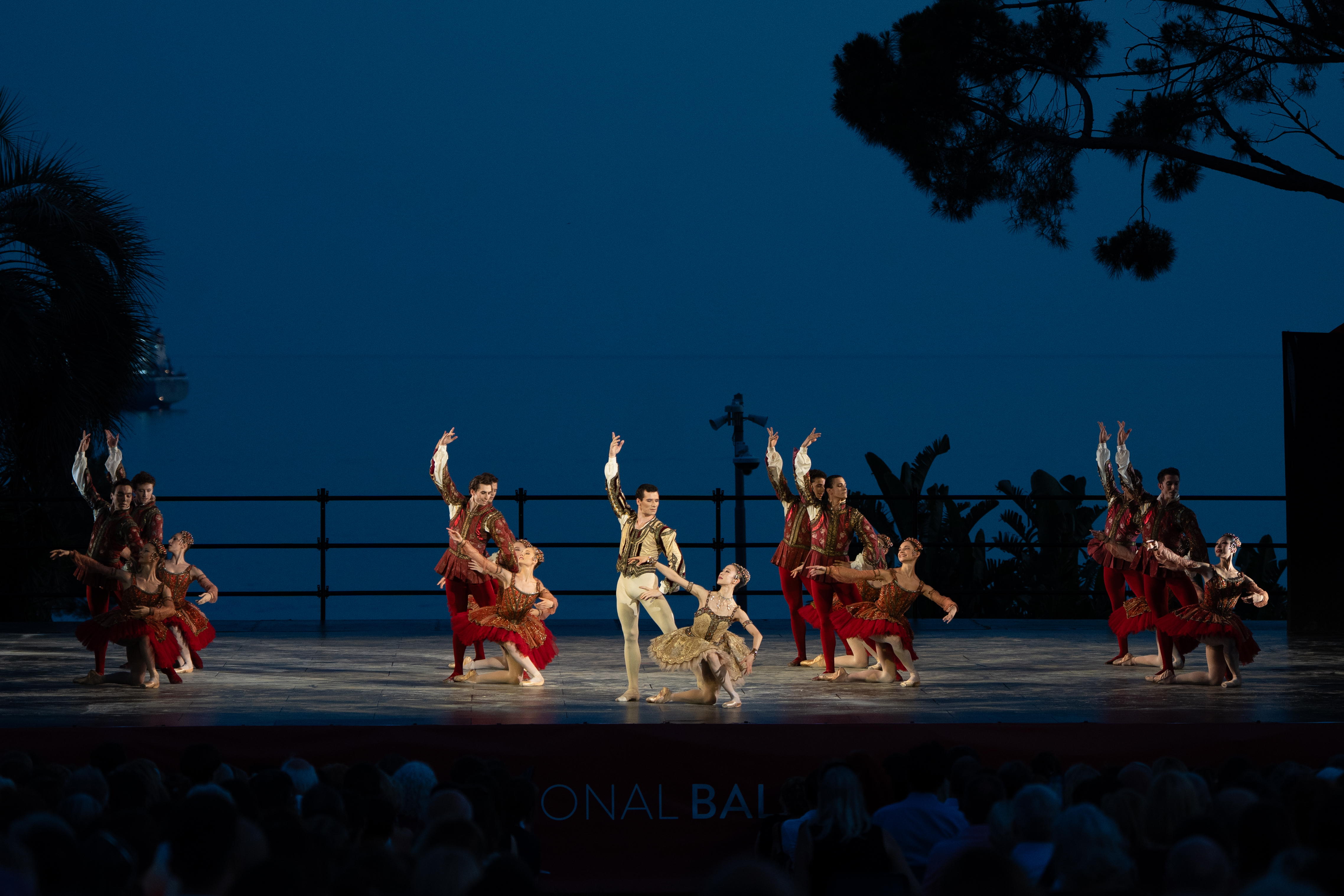 Balletto dell'Opera di Parigi a Nervi: sfida al caldo e al palco ma la danza trionfa