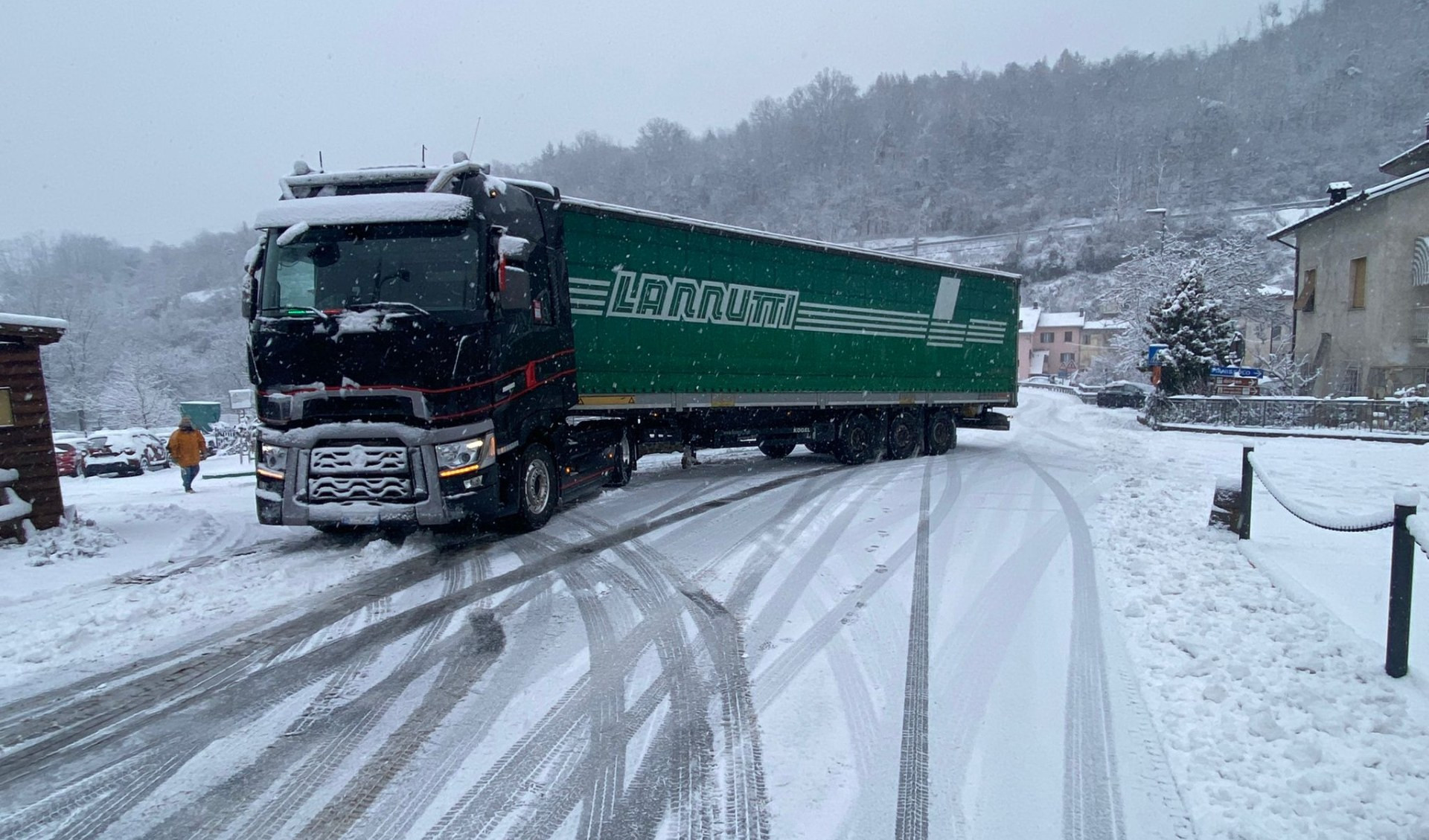 Allerta neve, a Roccavignale tir di traverso e il paese diviso in due