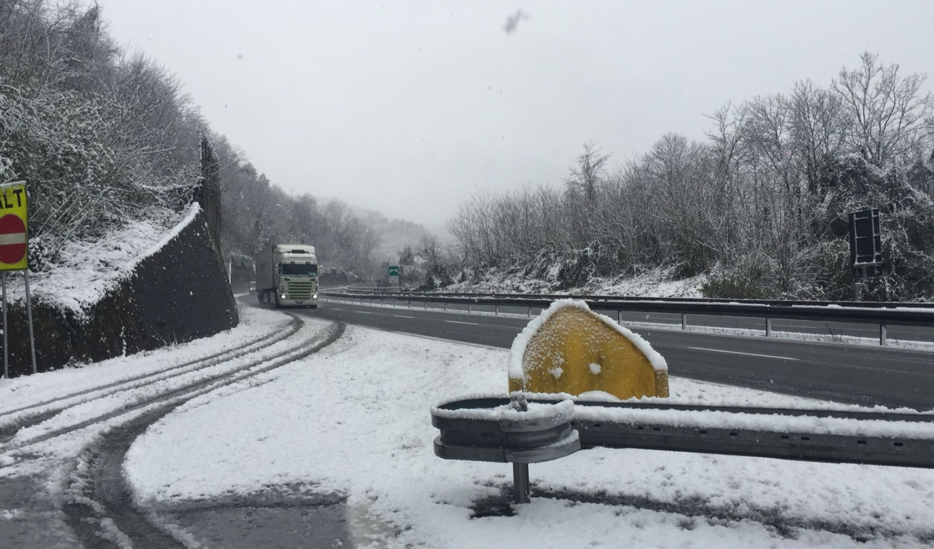 Freddo aprile, arriva la neve anche in A12 in Liguria: spargisale in azione