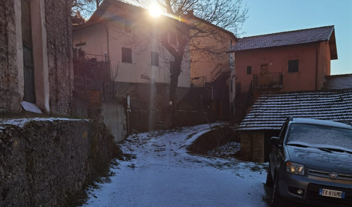 Valbrevenna, abitanti bloccati da neve e ghiaccio: 