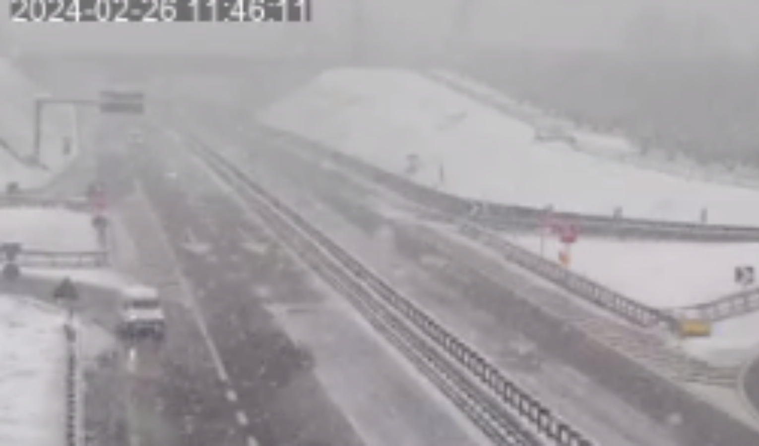 Neve sulla A6, auto contro guardrail