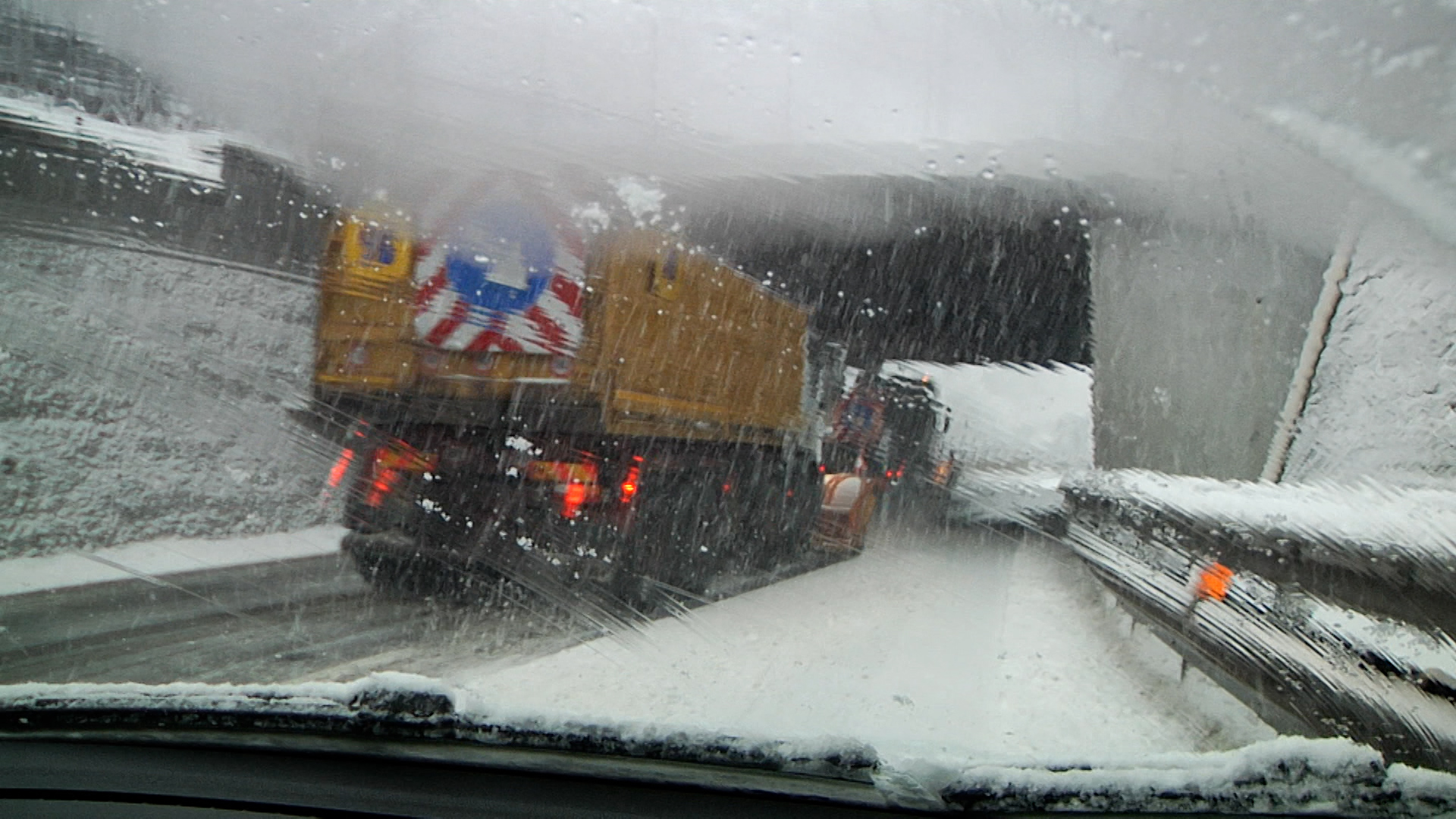 Uno spazzaneve in autostrada
