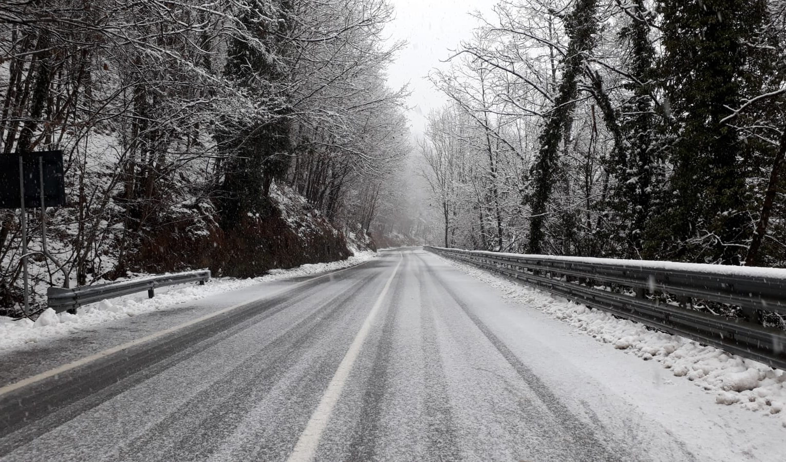 Allerta maltempo in Liguria, la neve si posa sull'entroterra di Genova e Savona