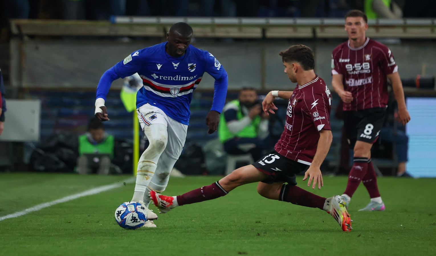 Due calciatori si contendono un pallone