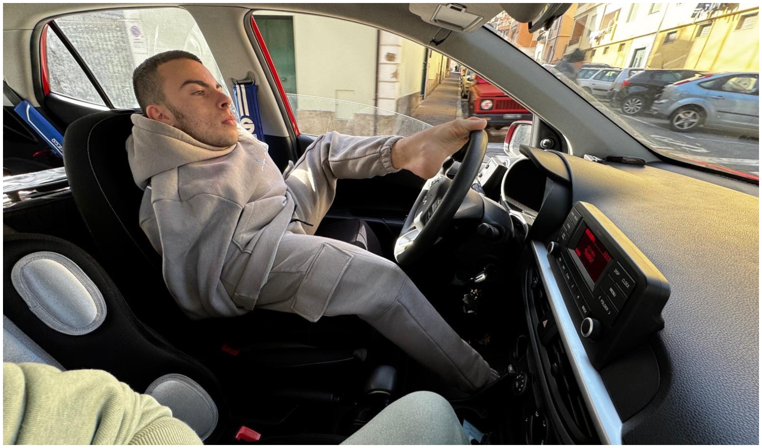 Nicholas il primo ligure al volante senza braccia: 