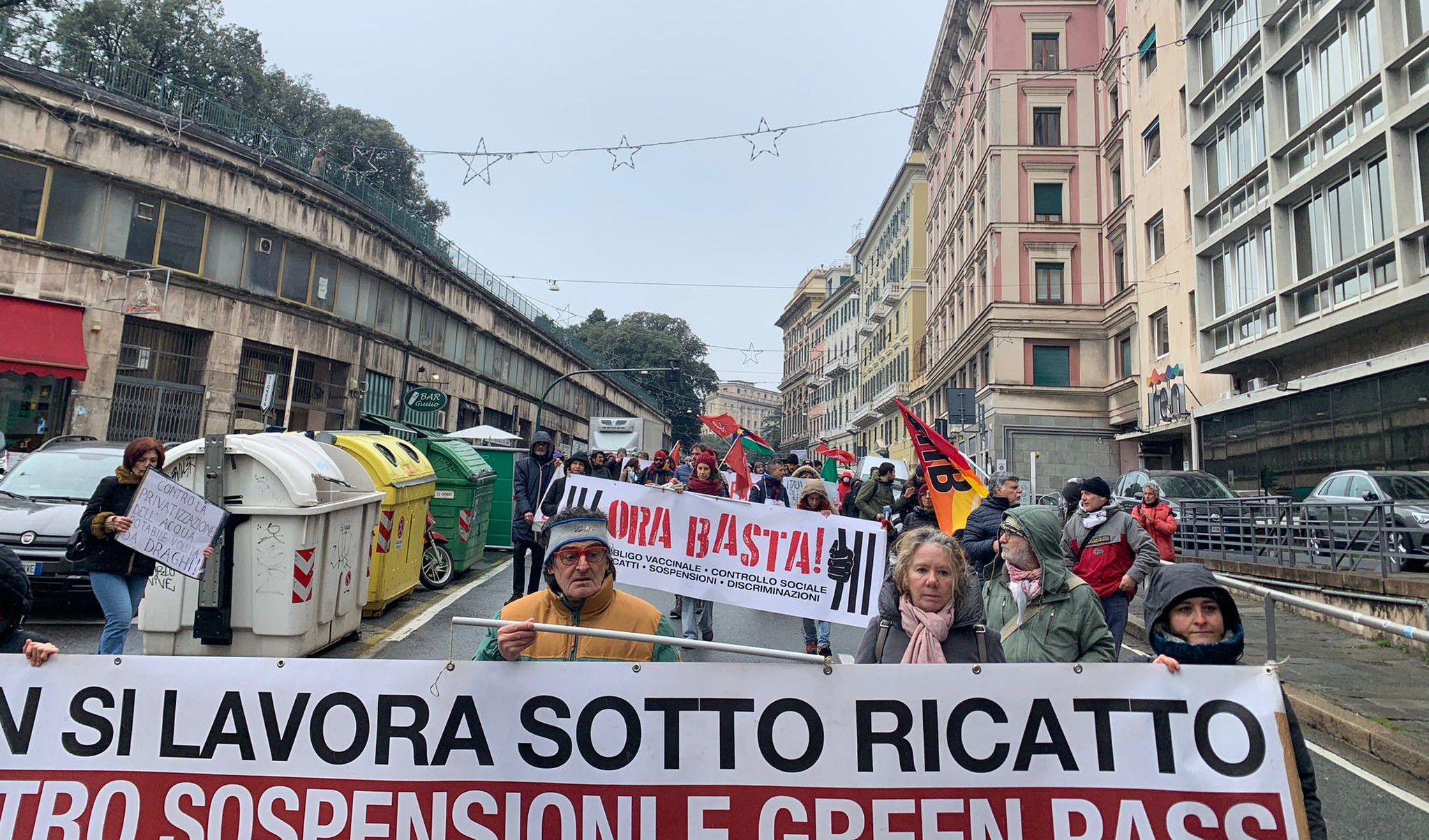 Genova, manifestazione no green pass contro obbligo vaccini over 50
