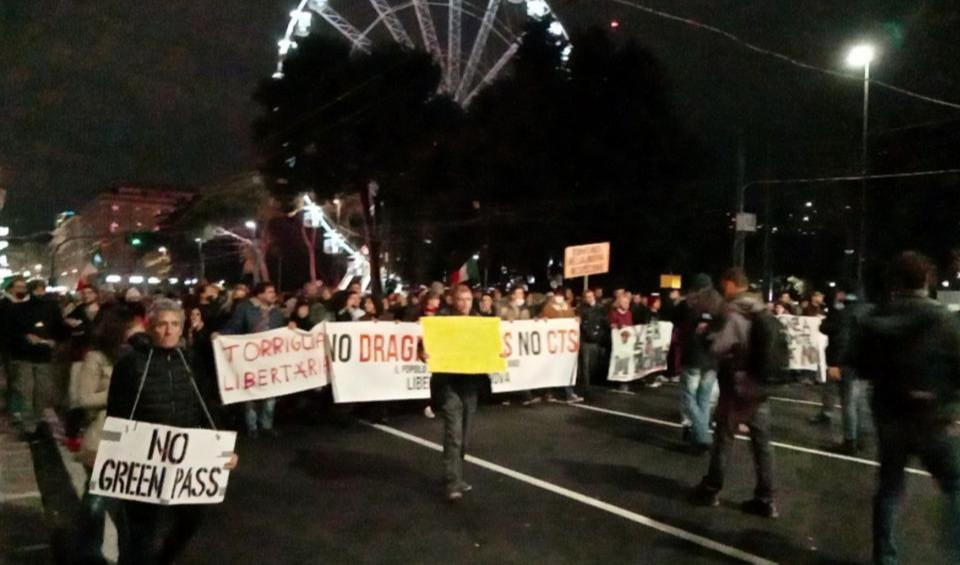 No green pass, il corteo anticipa: in piazza alla vigilia di Natale