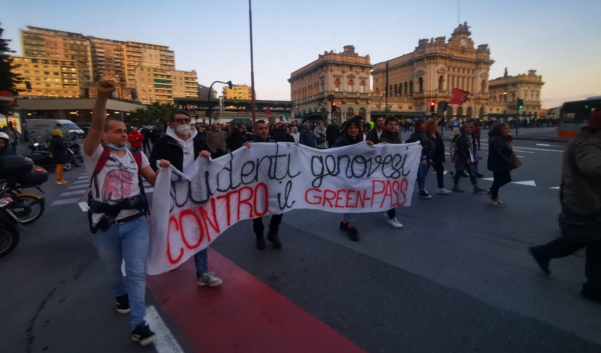 Genova: studenti e cittadini in piazza contro il green pass 